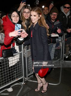 Anna Kendrick feet photo thumbnail