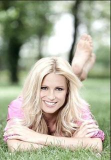 Michelle Hunziker feet photo thumbnail