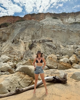 Juliana Paiva feet photo thumbnail