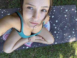 Larissa Manoela feet photo thumbnail