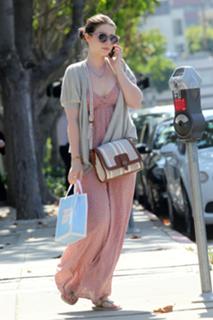 Michelle Trachtenberg feet photo thumbnail
