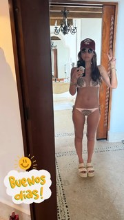 Jessica Alba feet photo thumbnail