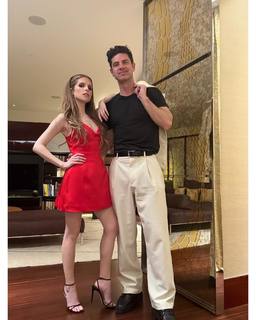 Anna Kendrick feet photo thumbnail