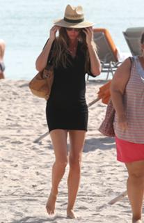 Gisele Bündchen feet photo thumbnail