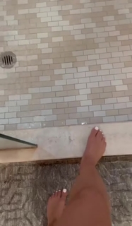 Amanda Saccomanno feet photo thumbnail