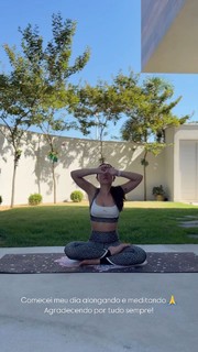 Larissa Manoela feet photo thumbnail