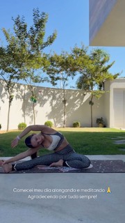 Larissa Manoela feet photo thumbnail