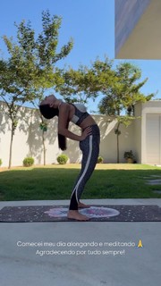 Larissa Manoela feet photo thumbnail