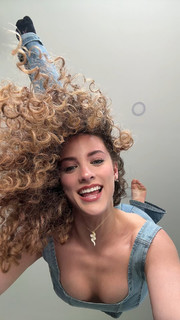 Sofie Dossi feet photo thumbnail