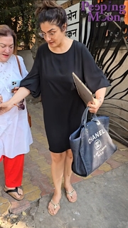 Raveena Tandon feet photo thumbnail