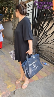 Raveena Tandon feet photo thumbnail