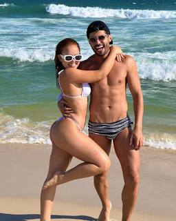 Larissa Manoela feet photo thumbnail