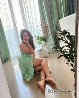 Kriti Kharbanda feet photo 5