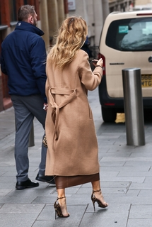Amanda Holden feet photo thumbnail