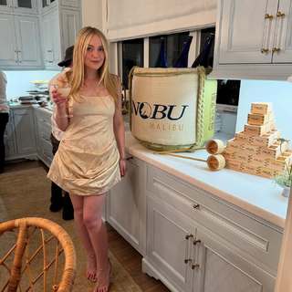 Dakota Fanning feet photo thumbnail