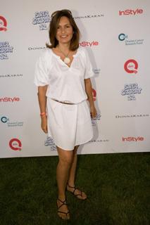 Mariska Hargitay feet photo thumbnail