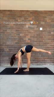 Larissa Manoela feet photo thumbnail