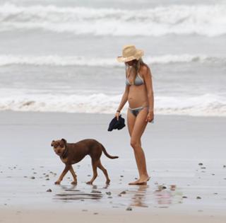 Gisele Bündchen feet photo thumbnail