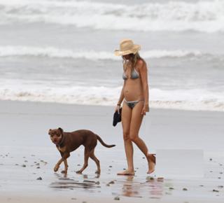 Gisele Bündchen feet photo thumbnail