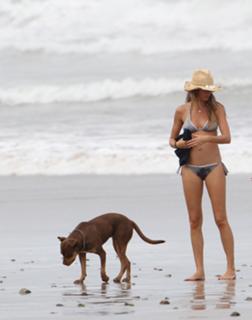 Gisele Bündchen feet photo thumbnail