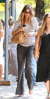Gisele Bündchen feet photo thumbnail