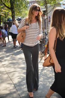 Gisele Bündchen feet photo thumbnail