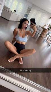 Scarlet Vas feet photo thumbnail