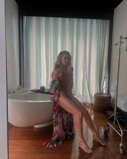 Michelle Monaghan feet photo thumbnail