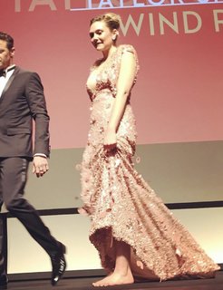 Elizabeth Olsen feet photo thumbnail
