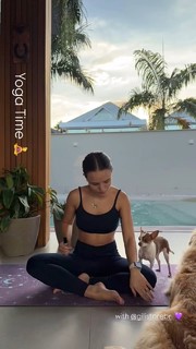 Larissa Manoela feet photo thumbnail
