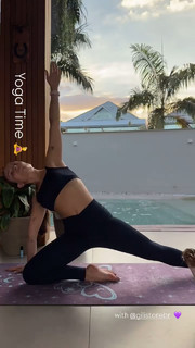 Larissa Manoela feet photo thumbnail