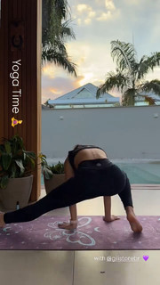 Larissa Manoela feet photo thumbnail