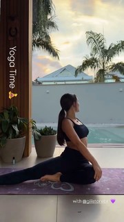 Larissa Manoela feet photo thumbnail