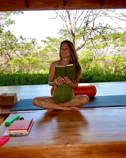 Brooke Burke feet photo thumbnail