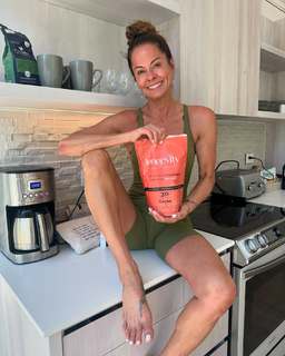 Brooke Burke feet photo thumbnail