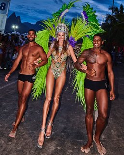 Alessandra Ambrosio feet photo thumbnail