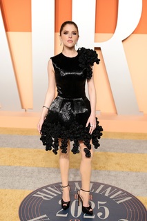 Anna Kendrick feet photo thumbnail