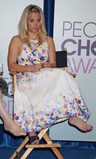 Kaley Cuoco feet photo thumbnail