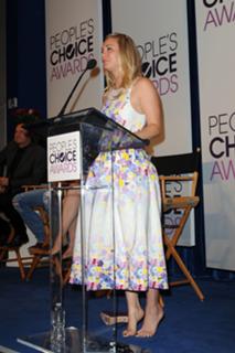 Kaley Cuoco feet photo thumbnail