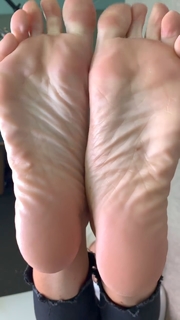 Kyle Unfug feet photo thumbnail