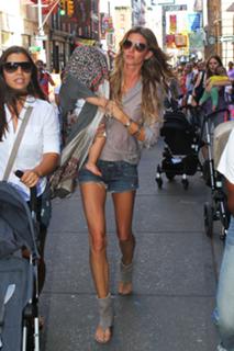 Gisele Bündchen feet photo thumbnail