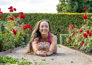 Kino MacGregor feet photo thumbnail