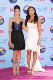 Nikki Reed feet photo thumbnail