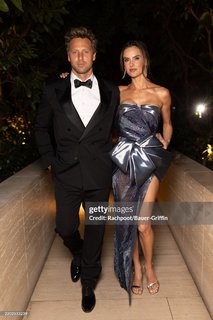 Alessandra Ambrosio feet photo thumbnail