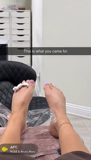Erin Lim feet photo thumbnail