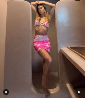 Carolina Dieckmann feet photo thumbnail