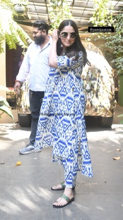 Yami Gautam feet photo 3