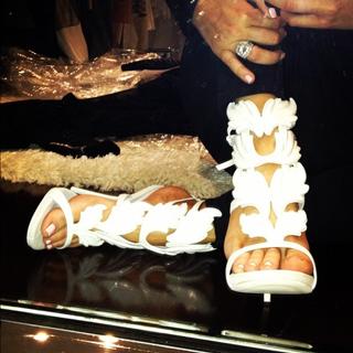 Khloé Kardashian feet photo thumbnail