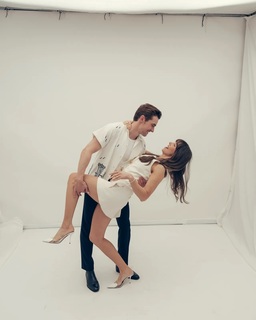 Alison Brie feet photo thumbnail
