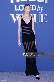 Martha Hunt feet photo thumbnail
